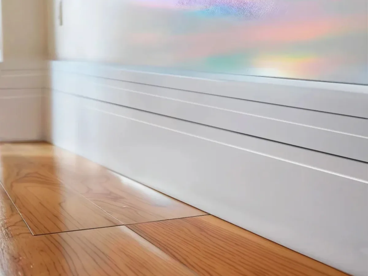 Detalhe de rodapé instalado em ambiente elegante